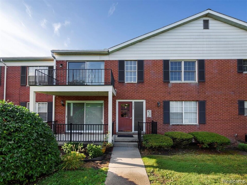 27689 Echo Valley W in Farmington Hills, MI - Building Photo