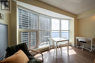 1806-77-2077 Harbour Square in Toronto, ON - Building Photo - Building Photo