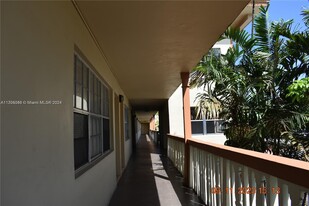 1855 NE 121st St in North Miami, FL - Foto de edificio - Building Photo