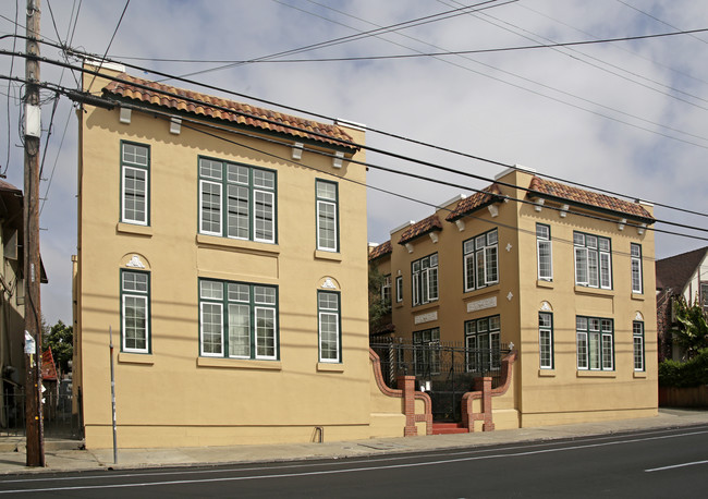 734 Alcatraz Ave in Oakland, CA - Foto de edificio - Building Photo