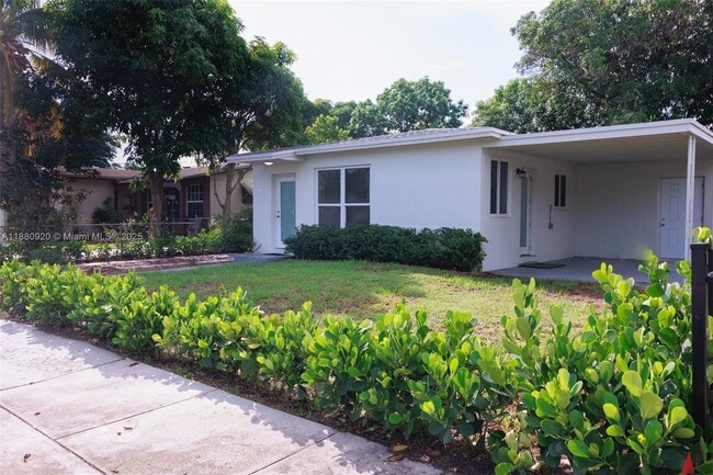 320 NE 172nd St in North Miami Beach, FL - Building Photo - Building Photo