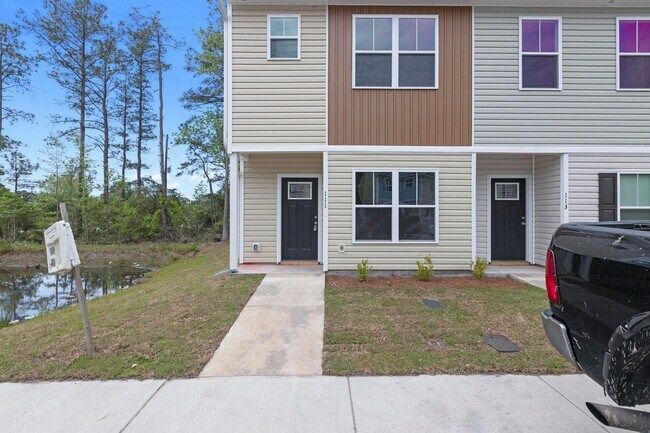 111 Buckhorn Dr in Holly Ridge, NC - Building Photo - Building Photo
