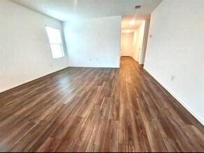 1112 Wildflower St in Ennis, TX - Foto de edificio - Building Photo