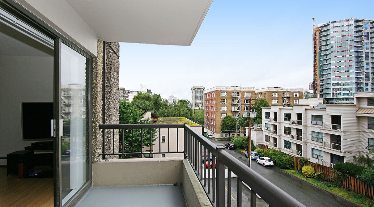1355 Pendrell St in Vancouver, BC - Building Photo