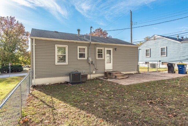 10701 St Henry Ln in St. Ann, MO - Building Photo - Building Photo