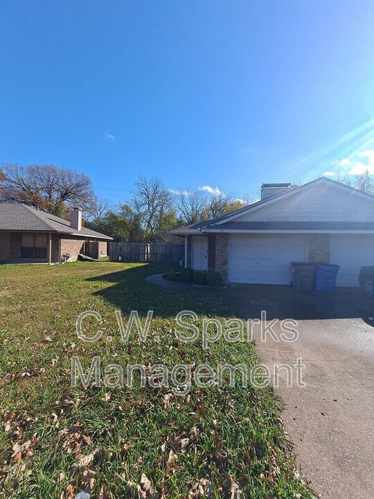 2742 Sunset Strip Dr in Glenn Heights, TX - Building Photo