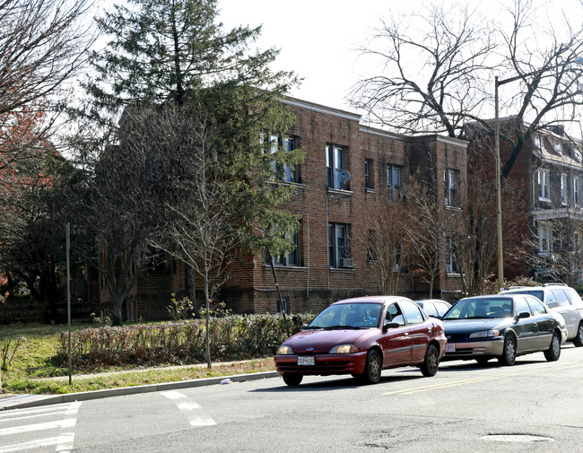 4524 Iowa Ave NW in Washington, DC - Foto de edificio - Building Photo