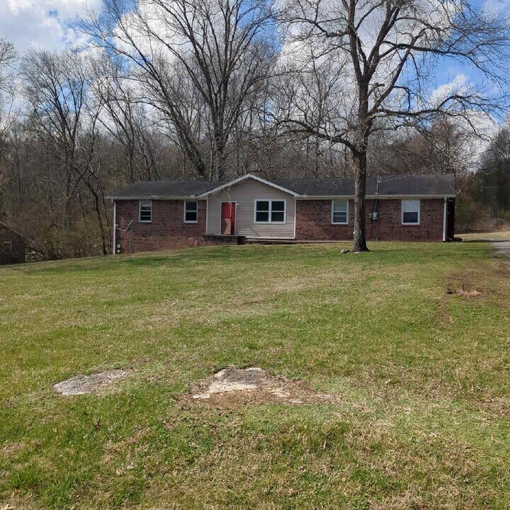 8705 Saundersville Rd in Mount Juliet, TN - Foto de edificio