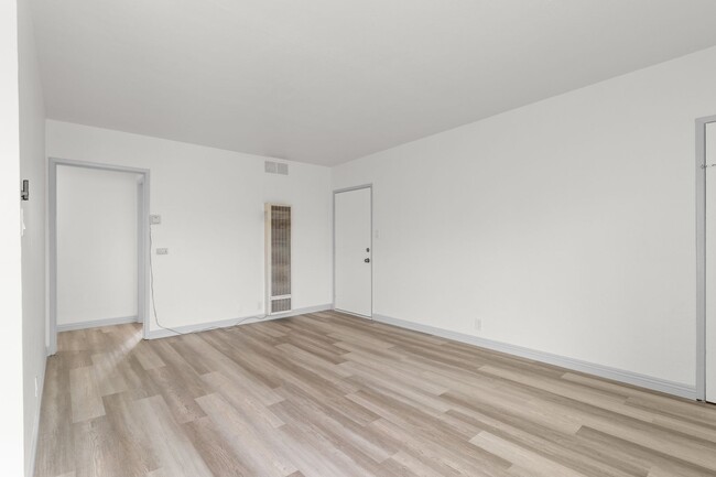 731 Orange Ave, Unit 20 in Long Beach, CA - Building Photo - Building Photo