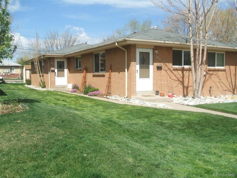 2463 S Corona St in Denver, CO - Foto de edificio