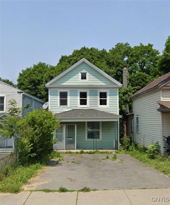 137 W Schuyler St in Oswego, NY - Building Photo