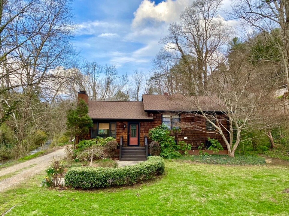 1 Pinecroft Rd in Asheville, NC - Building Photo