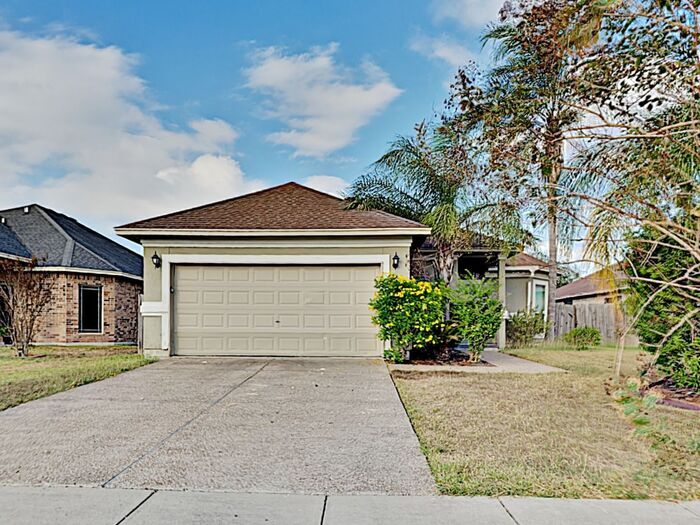 6826 Island Park Court in Corpus Christi, TX - Building Photo