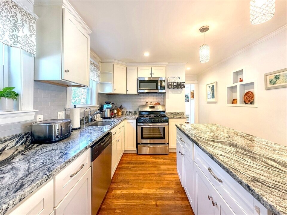 35 Reedsdale Rd in Milton, MA - Building Photo