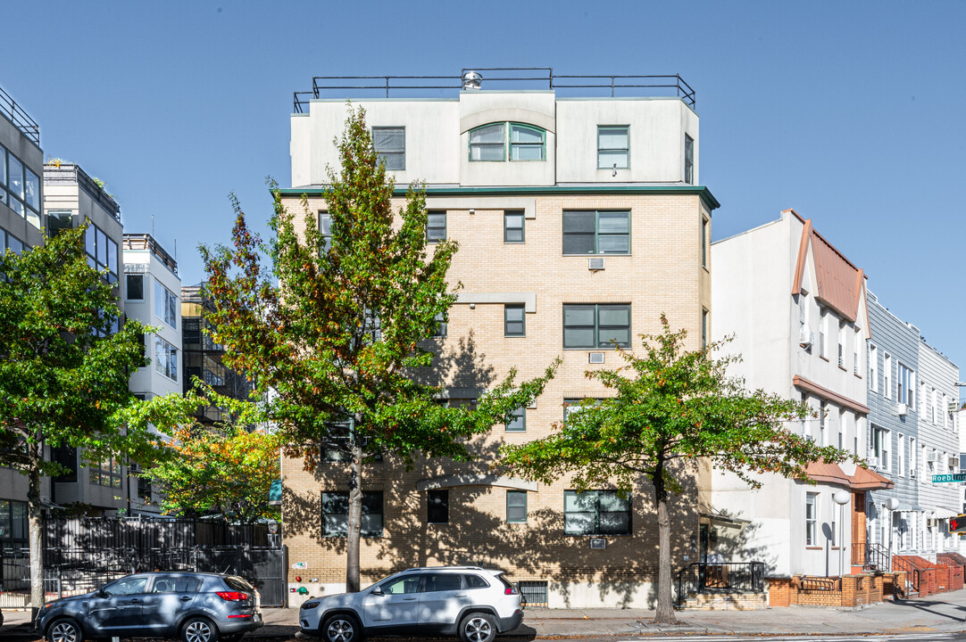 2 Roebling St in Brooklyn, NY - Building Photo