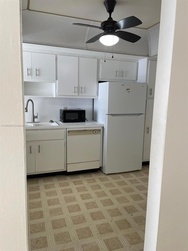 1301 NE Miami Gardens Dr in North Miami, FL - Building Photo - Building Photo