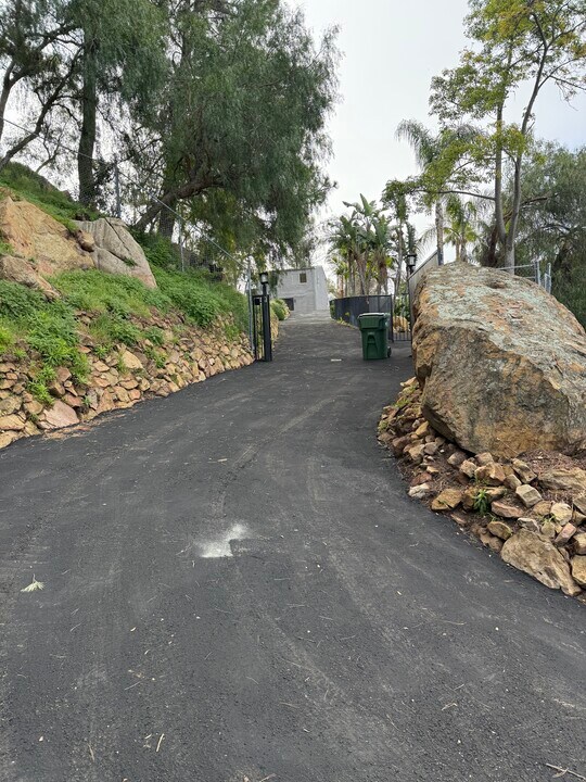 24690 W Saddle Peak Rd in Malibu, CA - Building Photo