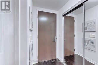 386 Yonge St in Toronto, ON - Building Photo - Building Photo