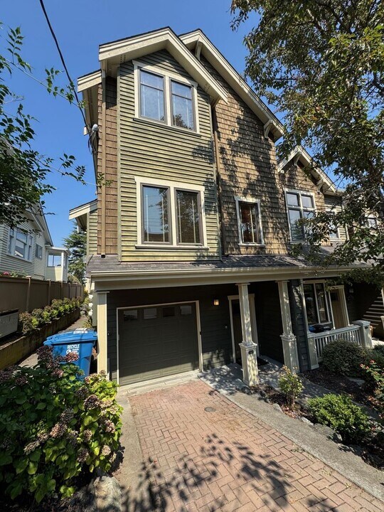 20 W Etruria St in Seattle, WA - Building Photo