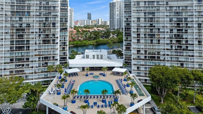 3731 N Country Club Dr in Aventura, FL - Foto de edificio - Building Photo