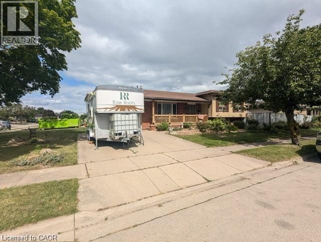 255 Celtic Dr in Hamilton, ON - Building Photo - Building Photo