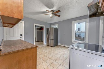 146 Charles St in Waterbury, CT - Foto de edificio - Building Photo