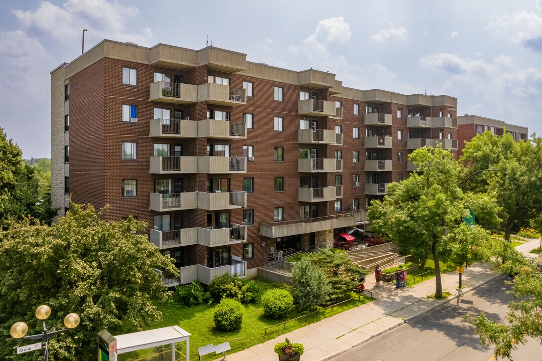 Habitations Curé Vianney-Savaria in Montréal, QC - Building Photo