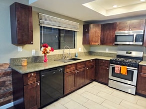 514 Coronado Ave in Long Beach, CA - Building Photo - Building Photo