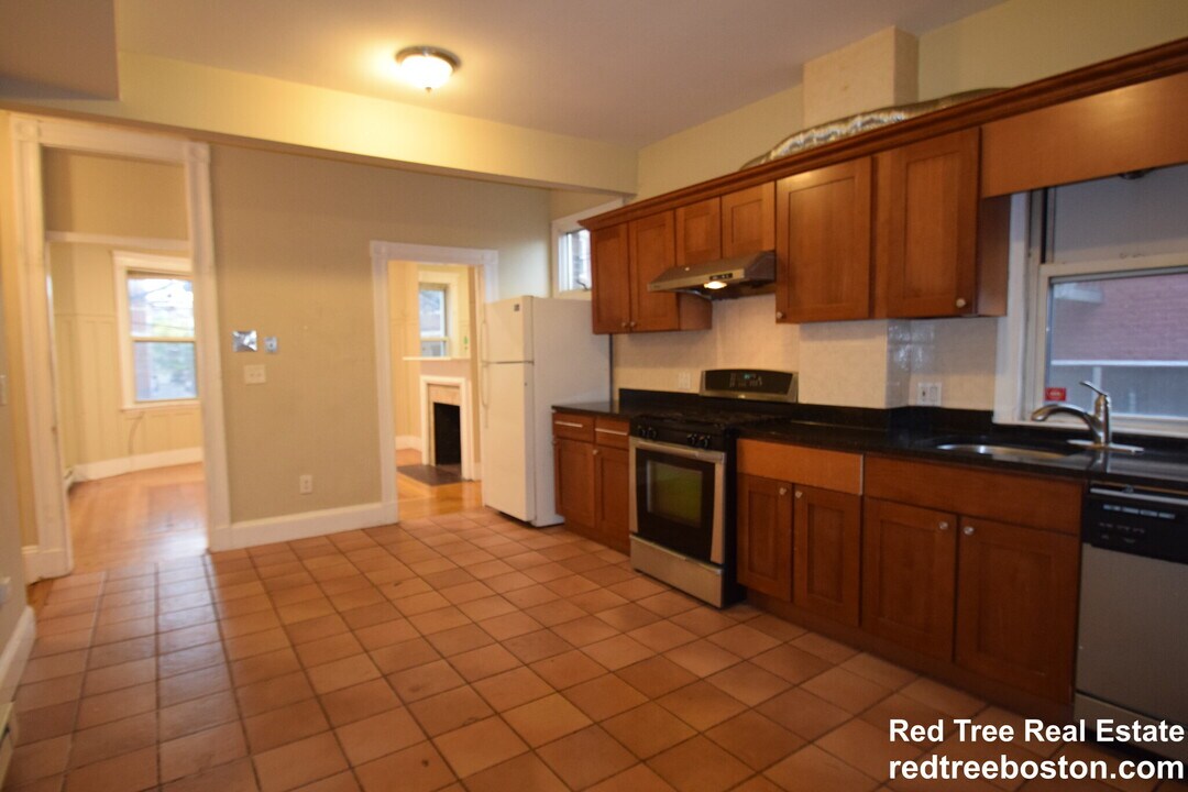 5 Ayr Rd, Unit 1 in Boston, MA - Building Photo
