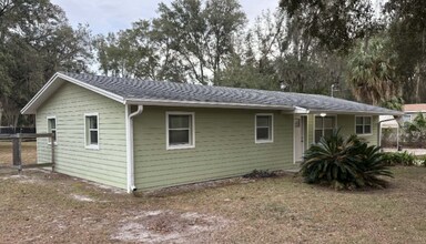 680 N Court St in Bronson, FL - Foto de edificio - Building Photo