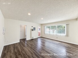 19403 Haynes St, Unit 5 in Los Angeles, CA - Building Photo