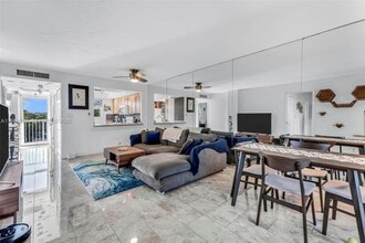 120 Royal Pk Dr in Oakland Park, FL - Foto de edificio - Building Photo