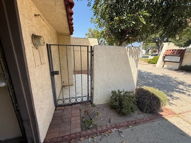 1134 W Huntington Dr in Arcadia, CA - Foto de edificio - Building Photo