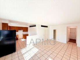 207 N Mathews St in Los Angeles, CA - Building Photo