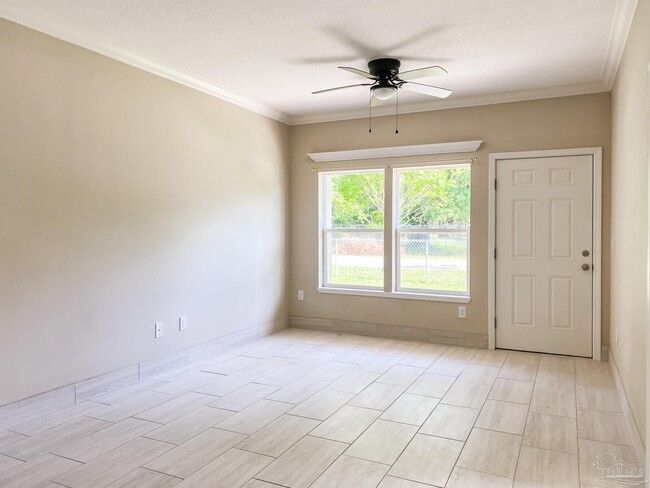 2425 E Johnson Ave in Pensacola, FL - Foto de edificio - Building Photo