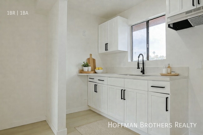 1816 N Gramercy Pl, Unit 302 in Los Angeles, CA - Foto de edificio - Building Photo