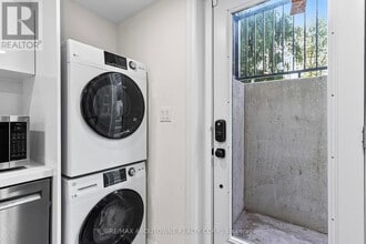 523 Pinegrove Rd in Oakville, ON - Building Photo - Building Photo