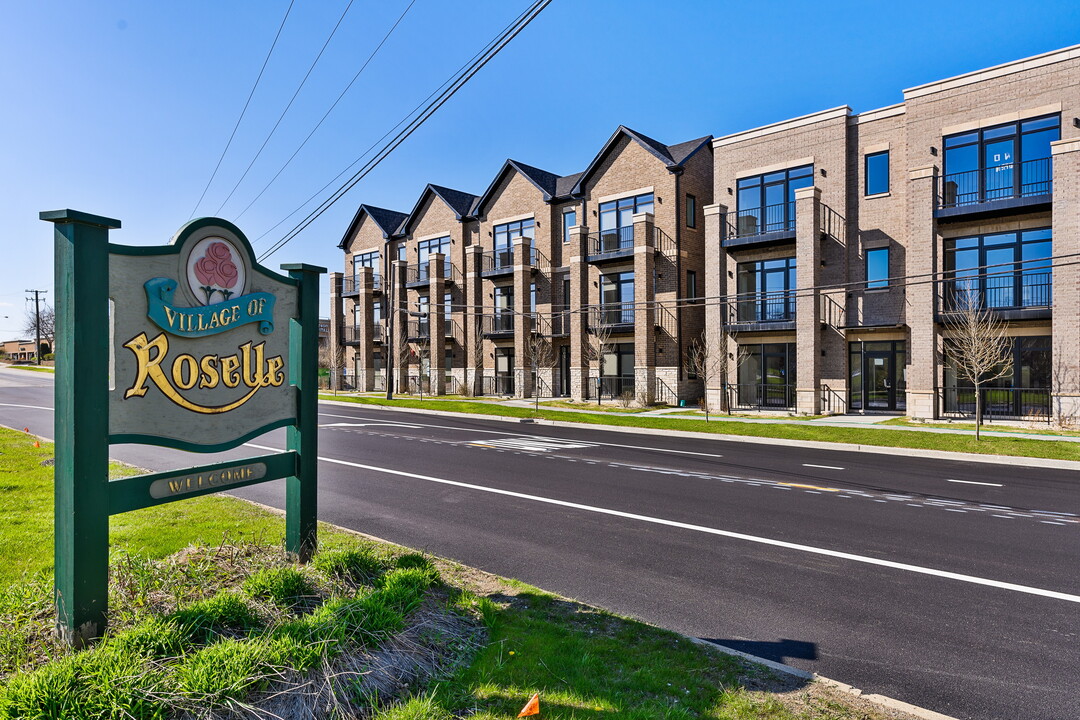 Roselle Station in Roselle, IL - Building Photo