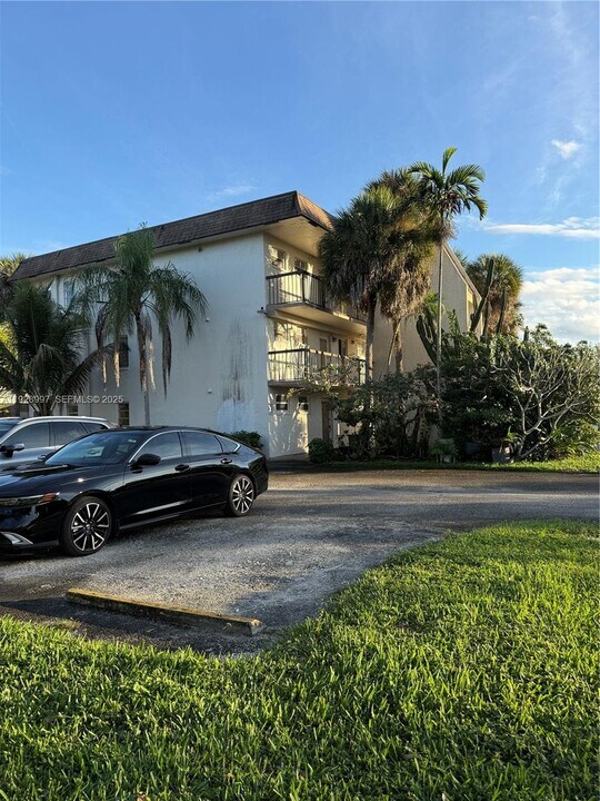 1751 NW 75th Ave in Plantation, FL - Building Photo
