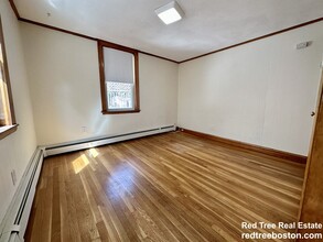 37 Cottage St, Unit R in Watertown, MA - Foto de edificio - Building Photo