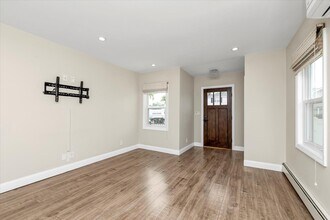 22 Lido Pkwy in Lindenhurst, NY - Building Photo - Building Photo