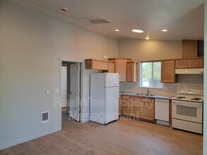 407 SW 11th St in Redmond, OR - Building Photo - Building Photo