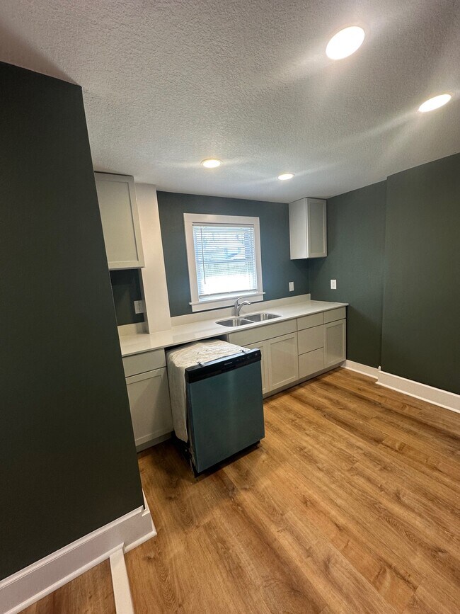 921 Clay St, Unit #1 in Cedar Falls, IA - Building Photo - Building Photo