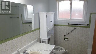 22 Catalina Dr in Hamilton, ON - Building Photo