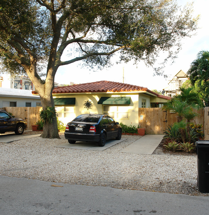 1107 N Victoria Park Rd in Fort Lauderdale, FL - Building Photo