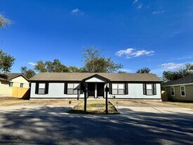 306 Edmond St in Taylor, TX - Building Photo