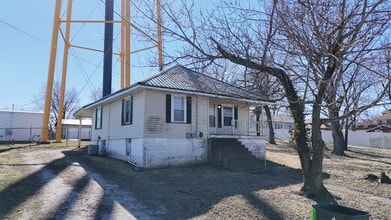 310 E Jackson St in Versailles, MO - Building Photo - Building Photo