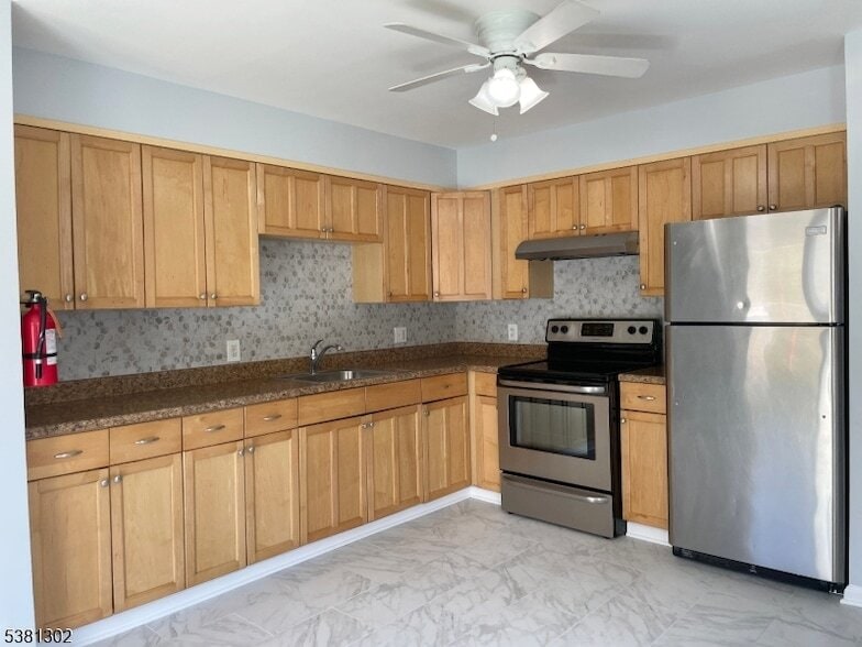 31 Lakeside Blvd in Hopatcong, NJ - Foto de edificio