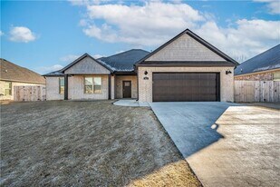 511 Piper Ln in Centerton, AR - Building Photo