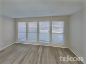 1701 Pecan View Dr in Garland, TX - Foto de edificio - Building Photo